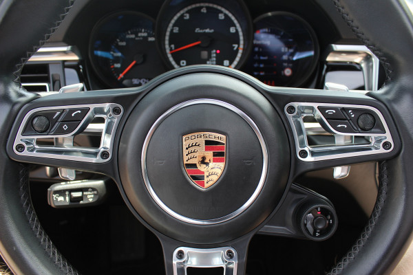 Porsche Macan 2.9 Turbo / Panoramadak / 360Camera / Adaptieve Stoelen / Luchtvering / Matrix LED / Sportuitlaat / 21'' / Sportchrono / Dodehoek / CarPlay / Stoel+Stuurverwarming / Dodehoek / DAB / ACC