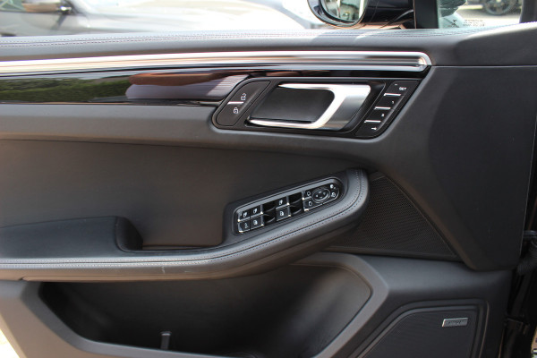 Porsche Macan 2.9 Turbo / Panoramadak / 360Camera / Adaptieve Stoelen / Luchtvering / Matrix LED / Sportuitlaat / 21'' / Sportchrono / Dodehoek / CarPlay / Stoel+Stuurverwarming / Dodehoek / DAB / ACC