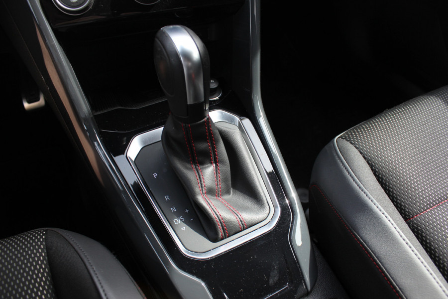 Volkswagen T-Roc 1.5 TSI Sport Business R / Camera / CarPlay / Virtual Cockpit / Sportstoelen / 18'' / LED / DAB / ACC
