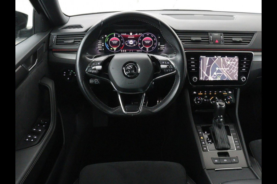 Škoda Superb 1.4 TSI iV Sportline | SOH 96,3% | Stoelverwarming | Alcantara | Adaptive cruise | Camera | Carplay | Matrix LED | Stuurverwarming | Virtual Cockpit | Navigatie | Parkeerhulp | Sportstoelen | Sfeerverlichting | PHEV | Plug In