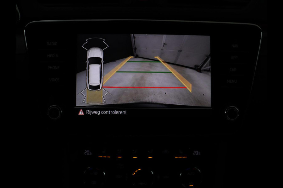 Škoda Superb 1.4 TSI iV Sportline | SOH 96,3% | Stoelverwarming | Alcantara | Adaptive cruise | Camera | Carplay | Matrix LED | Stuurverwarming | Virtual Cockpit | Navigatie | Parkeerhulp | Sportstoelen | Sfeerverlichting | PHEV | Plug In