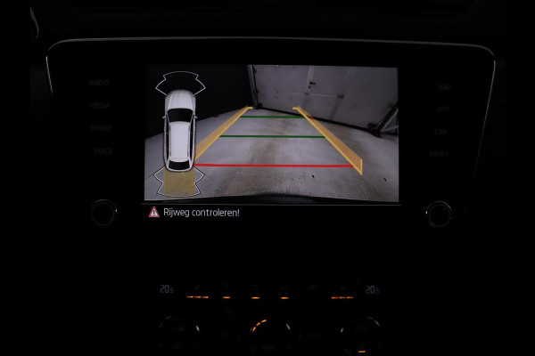 Škoda Superb 1.4 TSI iV Sportline | SOH 96,3% | Stoelverwarming | Alcantara | Adaptive cruise | Camera | Carplay | Matrix LED | Stuurverwarming | Virtual Cockpit | Navigatie | Parkeerhulp | Sportstoelen | Sfeerverlichting | PHEV | Plug In