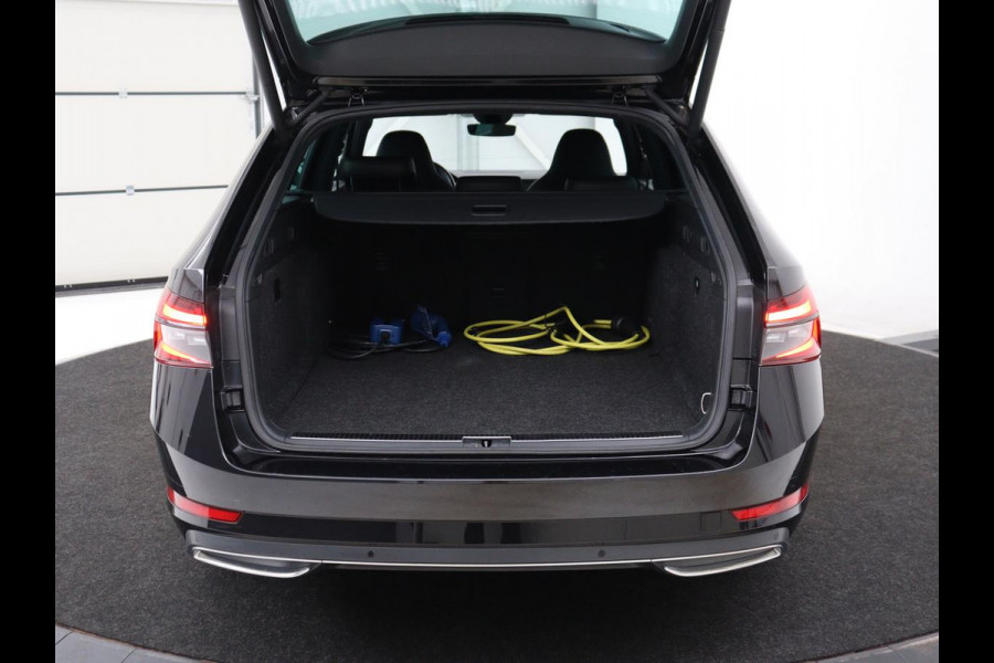 Škoda Superb 1.4 TSI iV Sportline | SOH 96,3% | Stoelverwarming | Alcantara | Adaptive cruise | Camera | Carplay | Matrix LED | Stuurverwarming | Virtual Cockpit | Navigatie | Parkeerhulp | Sportstoelen | Sfeerverlichting | PHEV | Plug In