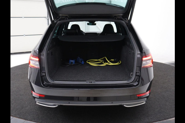 Škoda Superb 1.4 TSI iV Sportline | SOH 96,3% | Stoelverwarming | Alcantara | Adaptive cruise | Camera | Carplay | Matrix LED | Stuurverwarming | Virtual Cockpit | Navigatie | Parkeerhulp | Sportstoelen | Sfeerverlichting | PHEV | Plug In