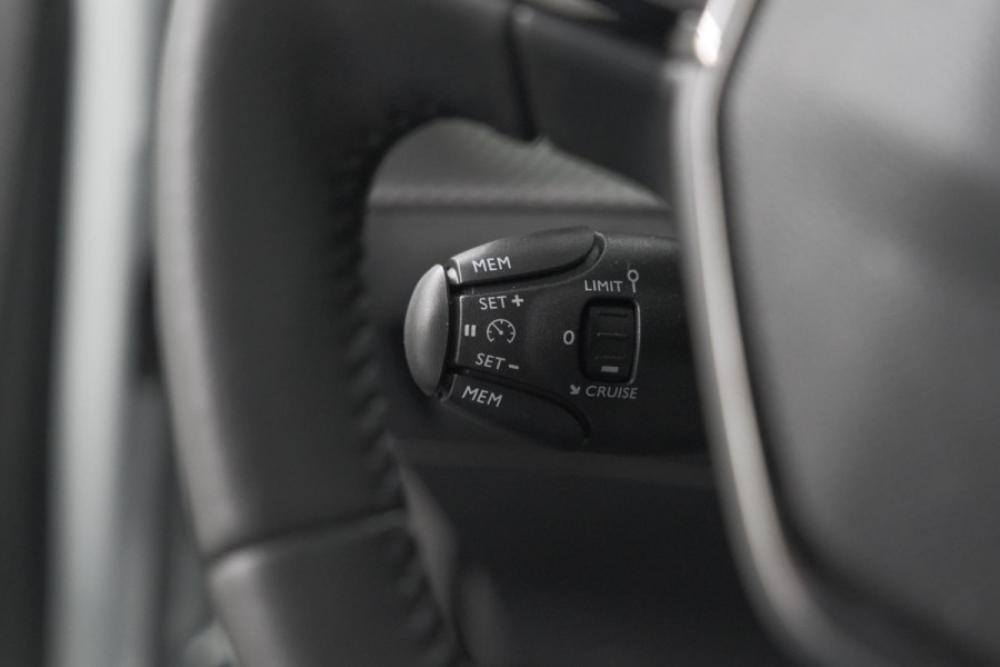 Peugeot 2008 Hybrid 145 Allure | Apple Carplay | Climate Control | Parkeersensoren Voor + Achter