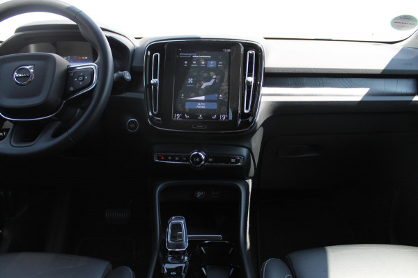 Volvo XC40 T5 262PK Automaat Recharge Inscription Lederen bekleding / Parkeersensoren met parkeercamera achter / Harman Kardon audio / Verwarmbare voorruit