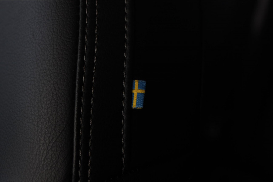 Volvo XC40 T5 262PK Automaat Recharge Inscription Lederen bekleding / Parkeersensoren met parkeercamera achter / Harman Kardon audio / Verwarmbare voorruit