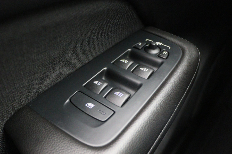 Volvo V60 2.0 T6 Twin Engine AWD Momentum Pro SOH 89%, Climate, Cruise, Navigatie, Apple Carplay, LED, Trekhaak, 19''