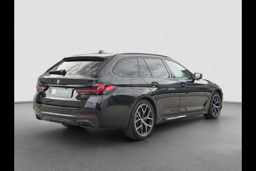 BMW 5 Serie Touring 530e M-Sport | Pano | Head Up | Sfeer | Camera | Dealer onderhouden | Driving Assistance Pro | Carplay