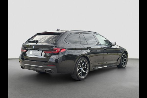 BMW 5 Serie Touring 530e M-Sport | Pano | Head Up | Sfeer | Camera | Dealer onderhouden | Driving Assistance Pro | Carplay
