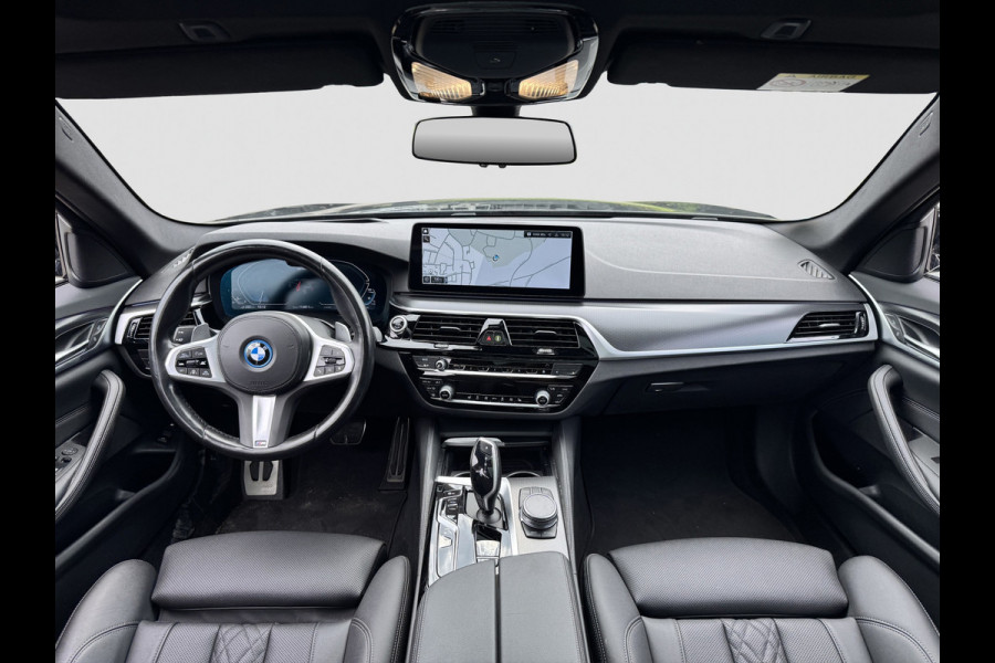 BMW 5 Serie Touring 530e M-Sport | Pano | Head Up | Sfeer | Camera | Dealer onderhouden | Driving Assistance Pro | Carplay