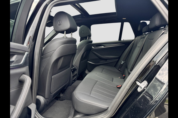 BMW 5 Serie Touring 530e M-Sport | Pano | Head Up | Sfeer | Camera | Dealer onderhouden | Driving Assistance Pro | Carplay