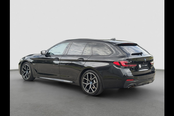 BMW 5 Serie Touring 530e M-Sport | Pano | Head Up | Sfeer | Camera | Dealer onderhouden | Driving Assistance Pro | Carplay