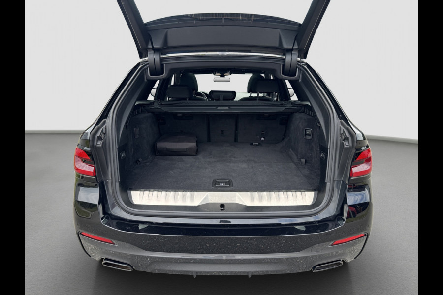 BMW 5 Serie Touring 530e M-Sport | Pano | Head Up | Sfeer | Camera | Dealer onderhouden | Driving Assistance Pro | Carplay