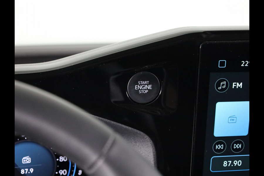 Volkswagen E-Transporter 34 L2H1 Bulli 71 kWh Trekhaak | Achterdeuren | Keyless access