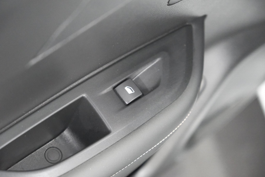 Peugeot e-2008 EV Allure Avantage 54 kWh | 97,6% SOH | 11 KW Lader | Apple Carplay | Parkeersensoren