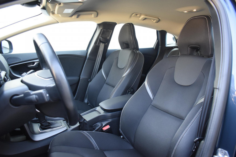 Volvo V40 T2 122PK Automaat Momentum / Navigatie / Stoelverwarming / Achteruitrijcamera / LED koplampen / Parkeersensoren V+A / Cruise Control