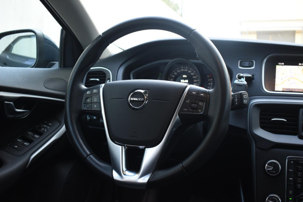 Volvo V40 T2 122PK Automaat Momentum / Navigatie / Stoelverwarming / Achteruitrijcamera / LED koplampen / Parkeersensoren V+A / Cruise Control