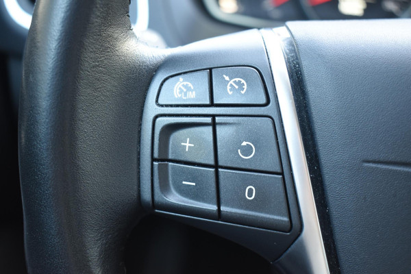 Volvo V40 T2 122PK Automaat Momentum / Navigatie / Stoelverwarming / Achteruitrijcamera / LED koplampen / Parkeersensoren V+A / Cruise Control