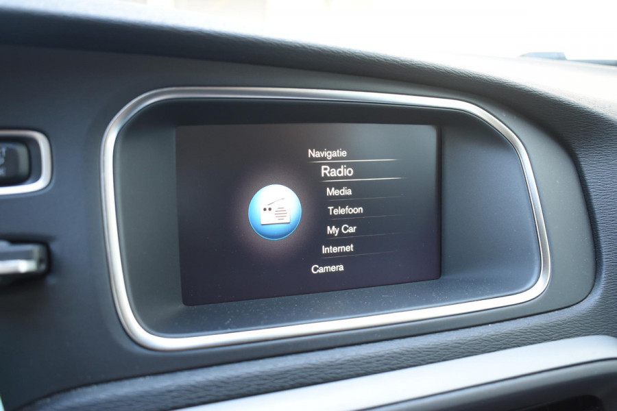 Volvo V40 T2 122PK Automaat Momentum / Navigatie / Stoelverwarming / Achteruitrijcamera / LED koplampen / Parkeersensoren V+A / Cruise Control