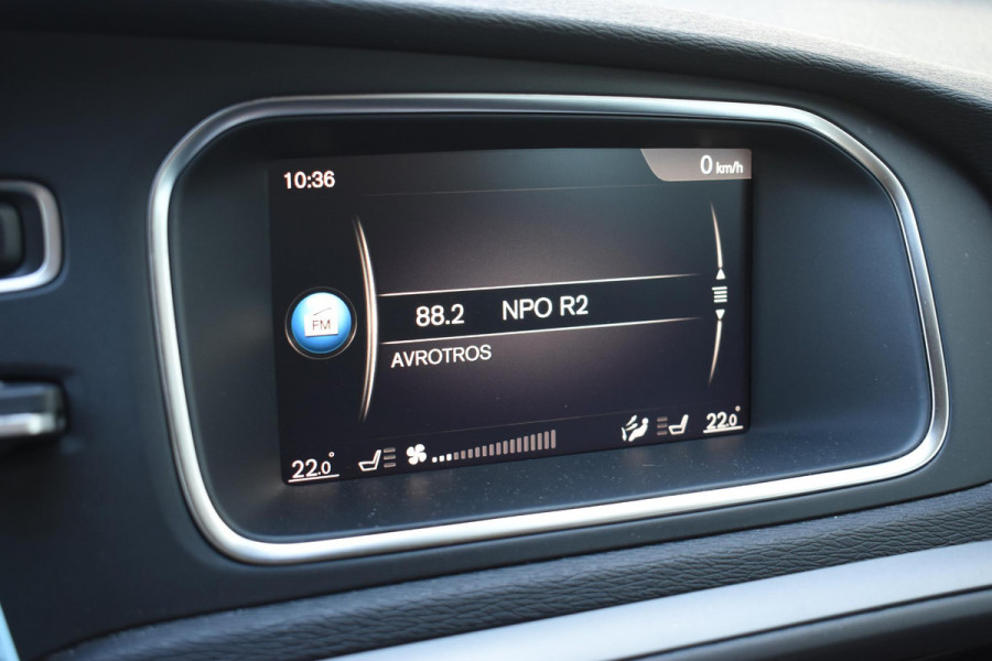 Volvo V40 T2 122PK Automaat Momentum / Navigatie / Stoelverwarming / Achteruitrijcamera / LED koplampen / Parkeersensoren V+A / Cruise Control