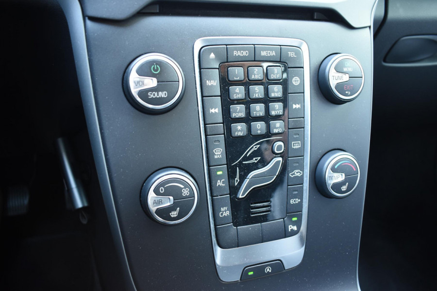 Volvo V40 T2 122PK Automaat Momentum / Navigatie / Stoelverwarming / Achteruitrijcamera / LED koplampen / Parkeersensoren V+A / Cruise Control