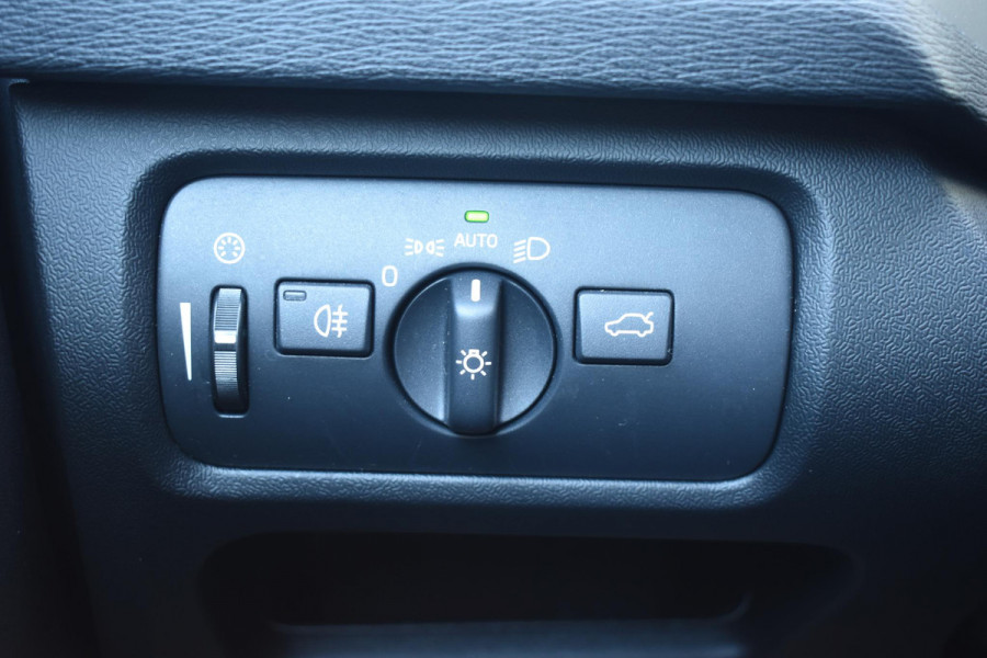 Volvo V40 T2 122PK Automaat Momentum / Navigatie / Stoelverwarming / Achteruitrijcamera / LED koplampen / Parkeersensoren V+A / Cruise Control