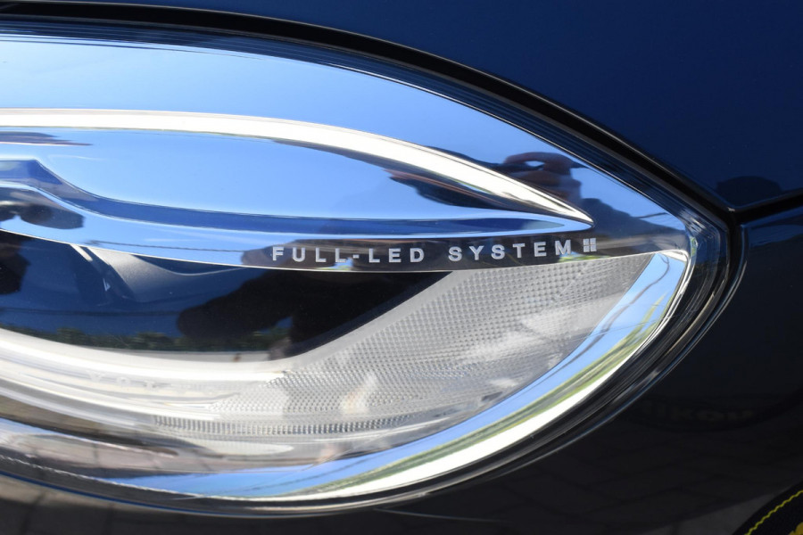 Volvo V40 T2 122PK Automaat Momentum / Navigatie / Stoelverwarming / Achteruitrijcamera / LED koplampen / Parkeersensoren V+A / Cruise Control