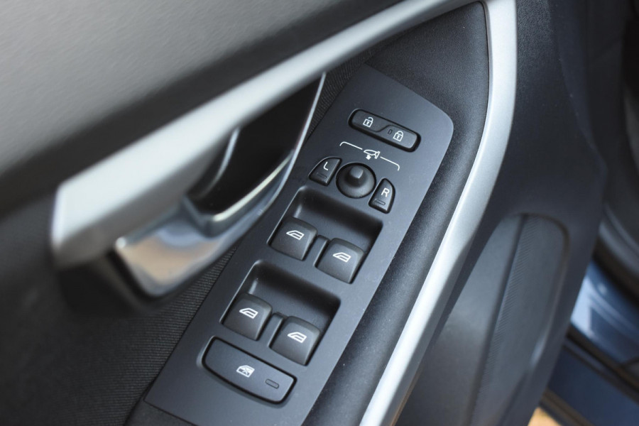 Volvo V40 T2 122PK Automaat Momentum / Navigatie / Stoelverwarming / Achteruitrijcamera / LED koplampen / Parkeersensoren V+A / Cruise Control