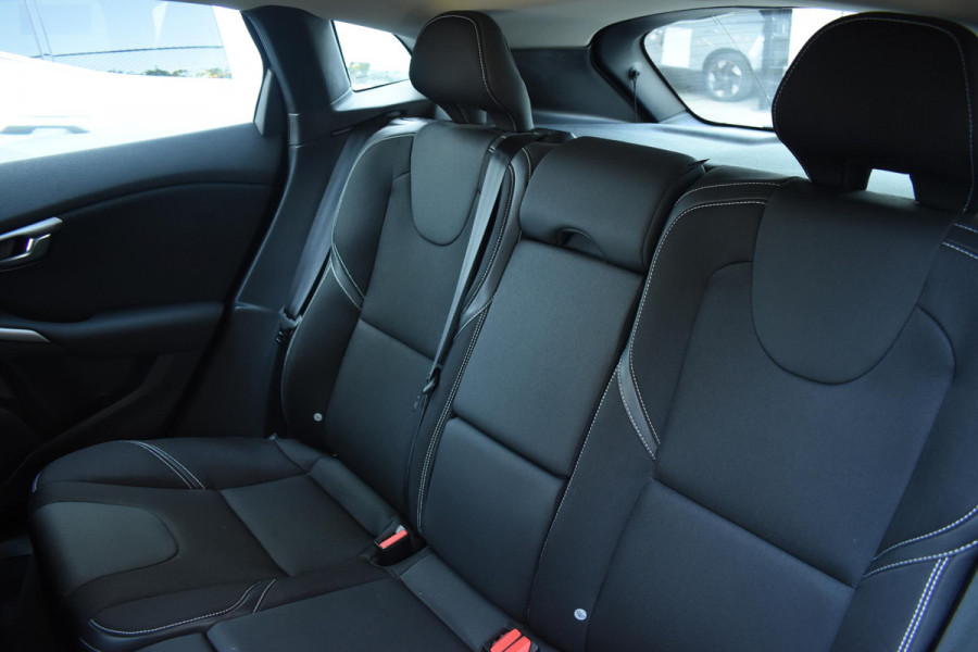 Volvo V40 T2 122PK Automaat Momentum / Navigatie / Stoelverwarming / Achteruitrijcamera / LED koplampen / Parkeersensoren V+A / Cruise Control