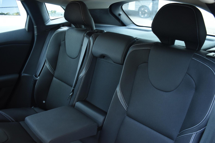 Volvo V40 T2 122PK Automaat Momentum / Navigatie / Stoelverwarming / Achteruitrijcamera / LED koplampen / Parkeersensoren V+A / Cruise Control
