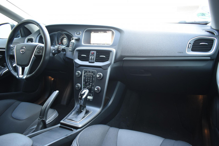 Volvo V40 T2 122PK Automaat Momentum / Navigatie / Stoelverwarming / Achteruitrijcamera / LED koplampen / Parkeersensoren V+A / Cruise Control