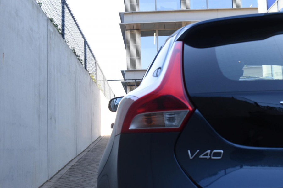 Volvo V40 T2 122PK Automaat Momentum / Navigatie / Stoelverwarming / Achteruitrijcamera / LED koplampen / Parkeersensoren V+A / Cruise Control