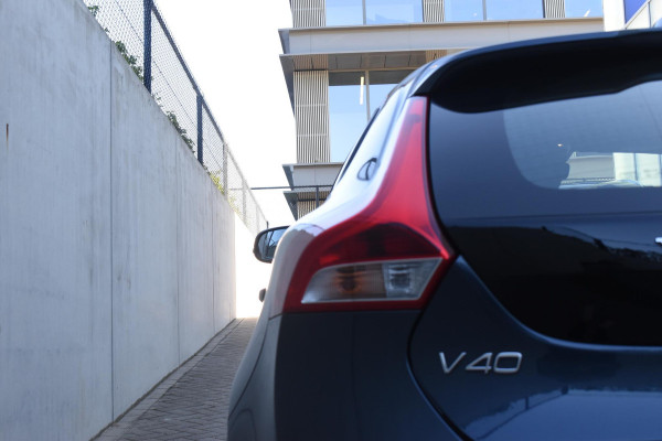 Volvo V40 T2 122PK Automaat Momentum / Navigatie / Stoelverwarming / Achteruitrijcamera / LED koplampen / Parkeersensoren V+A / Cruise Control