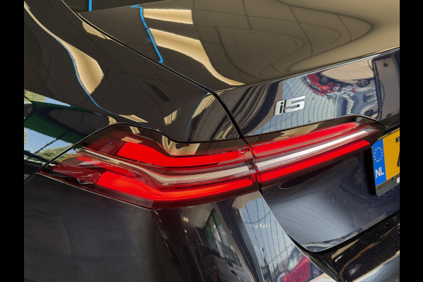 BMW i5 eDrive40 84 kWh Head-Up ACC PDC Trekhaak M-Sport Leder