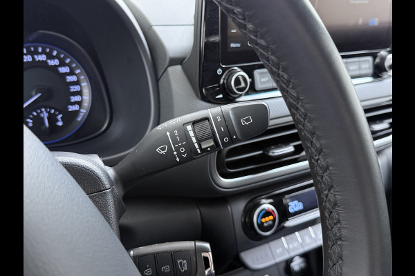 Hyundai Kona 1.6GDI HEV Hybride Autom. Trekhaak Adap.Cruise Camera Apple Carplay Android Auto Navi Ecc Pdc Comfort Smart Led Lmv 16" DAB Krell®-Audio Lane Assist Isofix Rijstrooksensor 1.300KG Trekgewicht 1e Eigenaar Origineel Nederlandse Auto