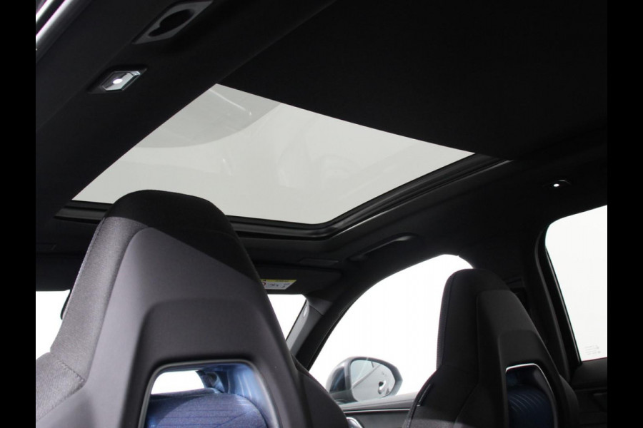Lynk & Co 01 1.5 192KW PHEV Panoramadak Navigatie Apple Carplay/ Android Auto Camera Parkeersensoren Adaptive Cruise Control Memory stoelen verwarmbaar Full Led Climate Control Lichtmetalen velgen