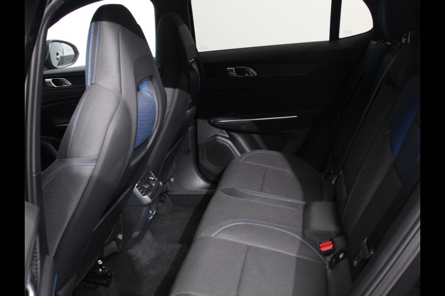 Lynk & Co 01 1.5 192KW PHEV Panoramadak Navigatie Apple Carplay/ Android Auto Camera Parkeersensoren Adaptive Cruise Control Memory stoelen verwarmbaar Full Led Climate Control Lichtmetalen velgen