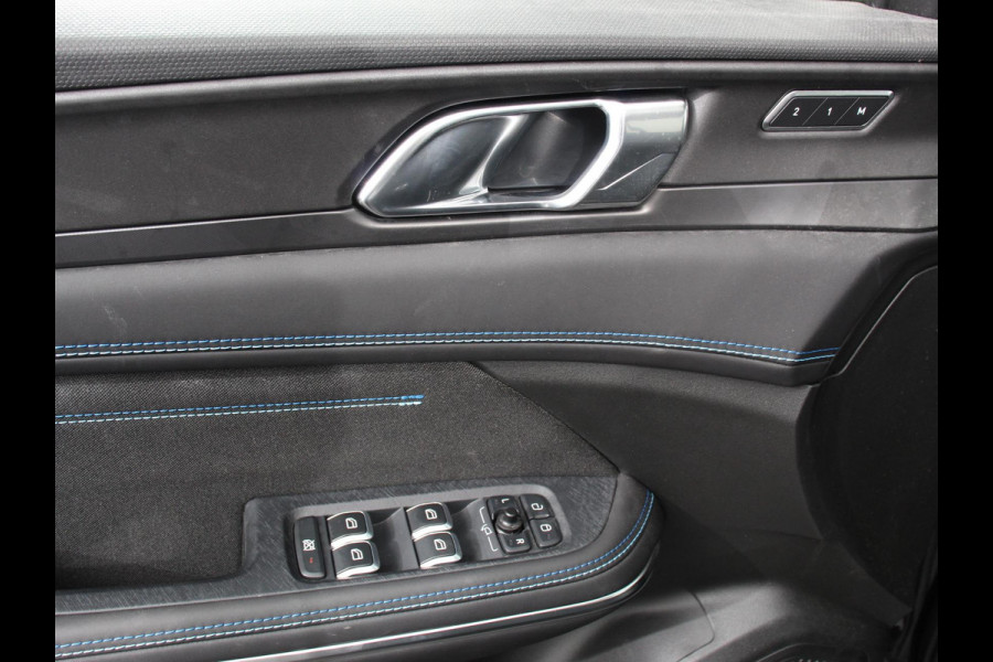 Lynk & Co 01 1.5 192KW PHEV Panoramadak Navigatie Apple Carplay/ Android Auto Camera Parkeersensoren Adaptive Cruise Control Memory stoelen verwarmbaar Full Led Climate Control Lichtmetalen velgen