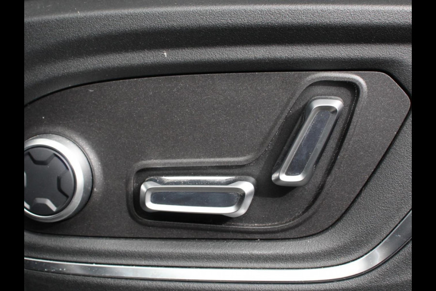 Lynk & Co 01 1.5 192KW PHEV Panoramadak Navigatie Apple Carplay/ Android Auto Camera Parkeersensoren Adaptive Cruise Control Memory stoelen verwarmbaar Full Led Climate Control Lichtmetalen velgen