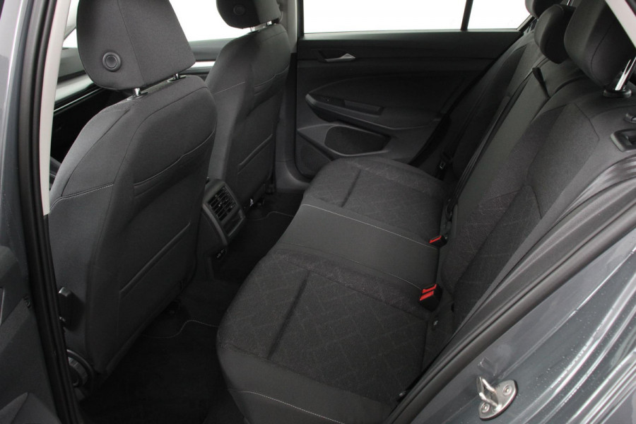 Volkswagen Golf 1.0 TSI 110pk Automaat Life Navigatie Climate Control Navigatie Camera Digitale Cockpit Parkeer sensoren  V+A DAB Cruise Control Lichtmetalen Velgen