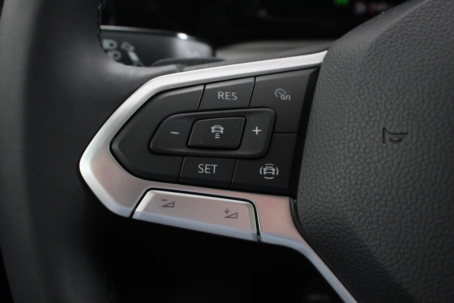 Volkswagen Golf 1.0 TSI 110pk Automaat Life Navigatie Climate Control Navigatie Camera Digitale Cockpit Parkeer sensoren  V+A DAB Cruise Control Lichtmetalen Velgen