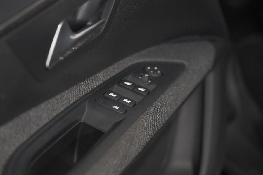 Peugeot 5008 PureTech 130 EAT8 Active Pack Business | 7 Zitplaatsen | Camera | Navigatie | Apple Carplay | Parkeersensoren