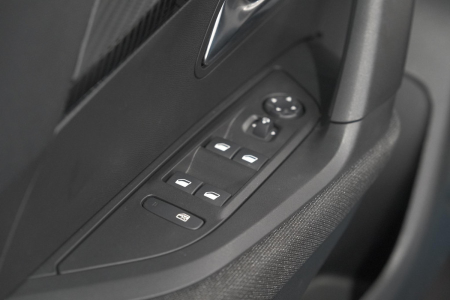 Peugeot 2008 Hybrid 136 e-DCS6 Style | Apple Carplay | Parkeersensoren | Climate control