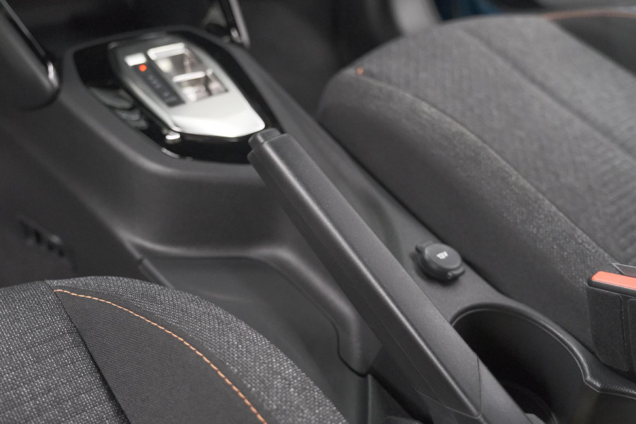 Peugeot 2008 Hybrid 136 e-DCS6 Style | Apple Carplay | Parkeersensoren | Climate control