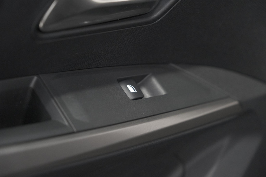 Peugeot 5008 1.2 Hybrid 136 e-DCS6 Allure | Trekhaak | 7 Zitplaatsen | Camera | Stoelverwarming | Navigatie | Trekhaak