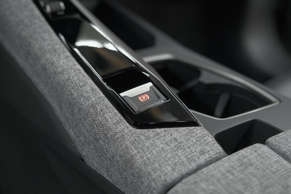 Peugeot 5008 1.2 Hybrid 136 e-DCS6 Allure | Trekhaak | 7 Zitplaatsen | Camera | Stoelverwarming | Navigatie | Trekhaak