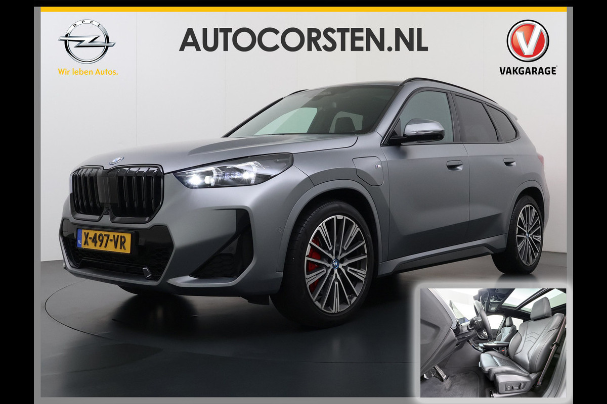 BMW X1 xDrive30e 327pk M-sport Leer Pano-Dak/Hef-Dak M-Sportstoelen+Elektr.+Geheugen+Verwarmd Trekhaak Harman-Kardon Adaptive-LED Live- Adaptive-Cruise AWD StuurVerwarmd Zwarte-Hemel Travelpack Park-Assist Pdc Draadloze lader Innovations-pakket Comfort-Pack €75.000,- Nieuw  Orig.NL auto! 1.800kg trekvermogen