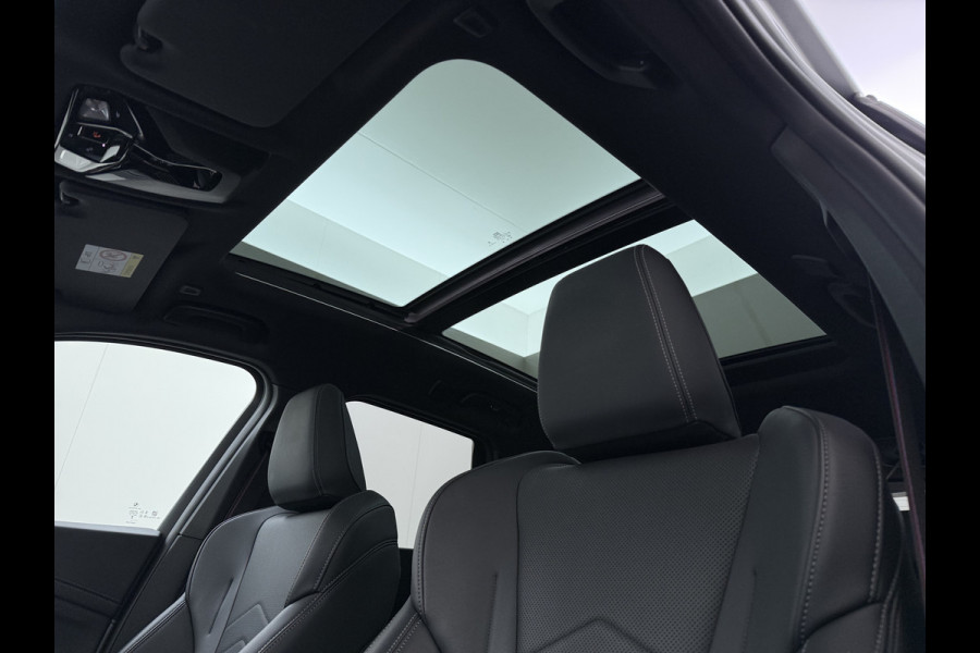 BMW X1 xDrive30e 327pk M-sport Leer Pano-Dak/Hef-Dak M-Sportstoelen+Elektr.+Geheugen+Verwarmd Trekhaak Harman-Kardon Adaptive-LED Live- Adaptive-Cruise AWD StuurVerwarmd Zwarte-Hemel Travelpack Park-Assist Pdc Draadloze lader Innovations-pakket Comfort-Pack €75.000,- Nieuw  Orig.NL auto! 1.800kg trekvermogen