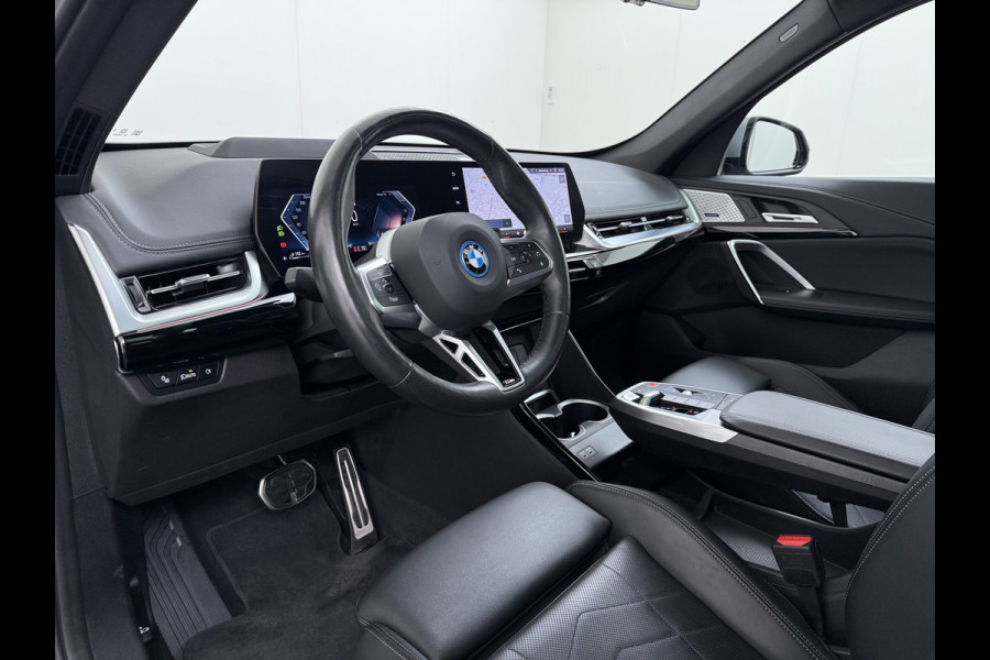 BMW X1 xDrive30e 327pk M-sport Leer Pano-Dak/Hef-Dak M-Sportstoelen+Elektr.+Geheugen+Verwarmd Trekhaak Harman-Kardon Adaptive-LED Live- Adaptive-Cruise AWD StuurVerwarmd Zwarte-Hemel Travelpack Park-Assist Pdc Draadloze lader Innovations-pakket Comfort-Pack €75.000,- Nieuw  Orig.NL auto! 1.800kg trekvermogen